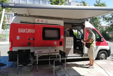 Dozens were vaccinated against COVID-19 at the Bulgarian Red Cross mobile vaccination point in Burgas