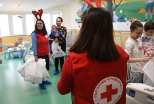 КОЛЕДНИ ПОДАРЪЦИ ЗА ДЕЦАТА В БОЛНИЦИ 