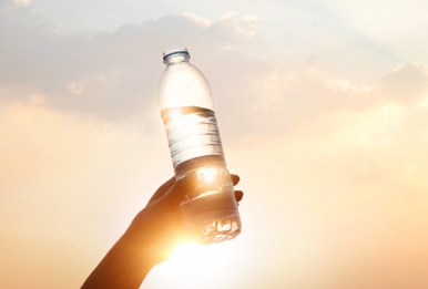 ДОБРОВОЛЦИ НА БЧК РАЗДАВАТ ВОДА В ГОРЕЩИНИТЕ